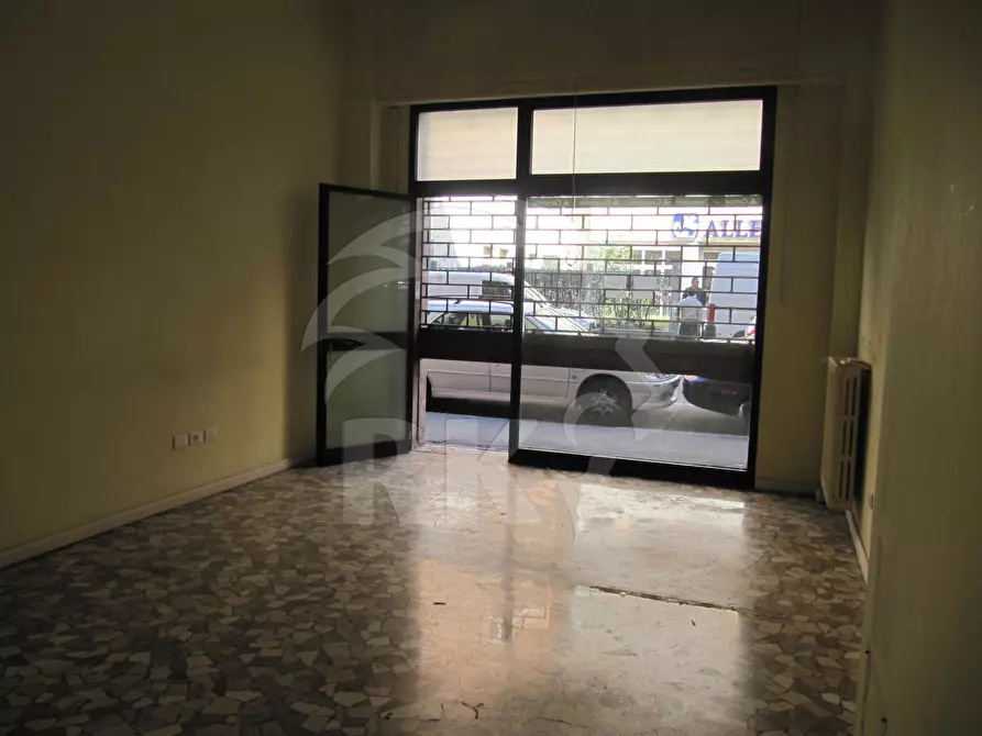 Immagine 9 di Locale commerciale in affitto  in via Milazzo a Bologna