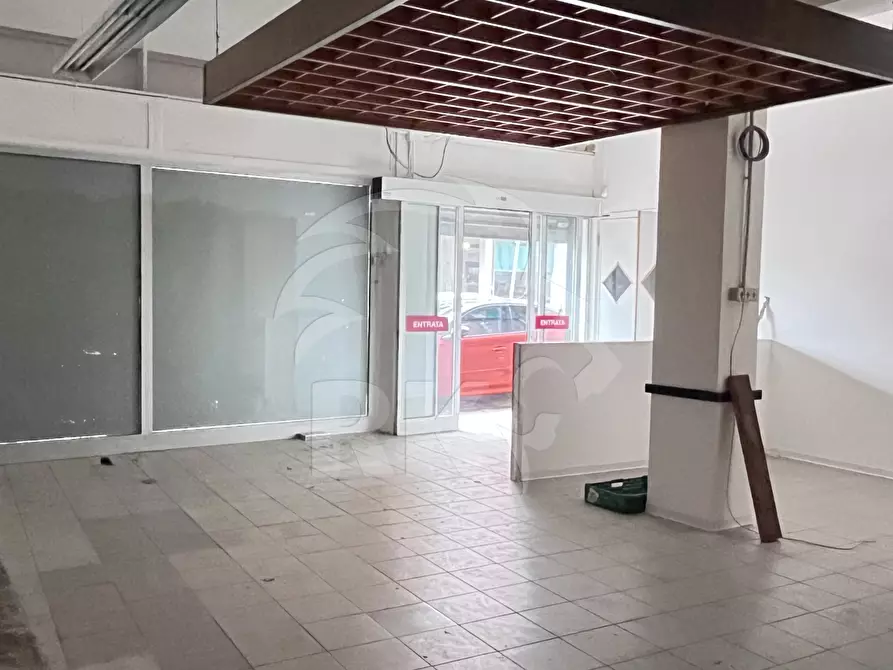 Immagine 5 di Locale commerciale in vendita  in VIA del PAVONE 73 a Ferrara