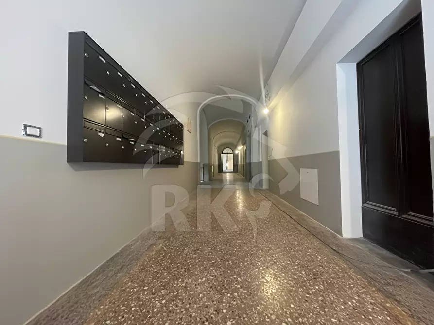 Immagine 11 di Bilocale in vendita  in via Castiglione 91 a Bologna