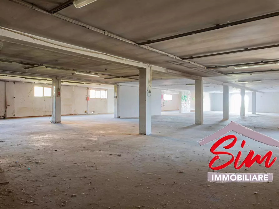 Immagine 11 di Locale commerciale in vendita  in Strada statale 229 del Lago d'Ortatrada provincial sn a Caltignaga