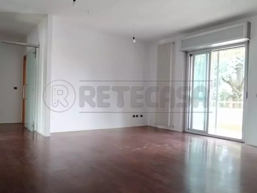 Immagine 2 di Pentalocale in vendita  in Via Eugenio Montale a Marcianise