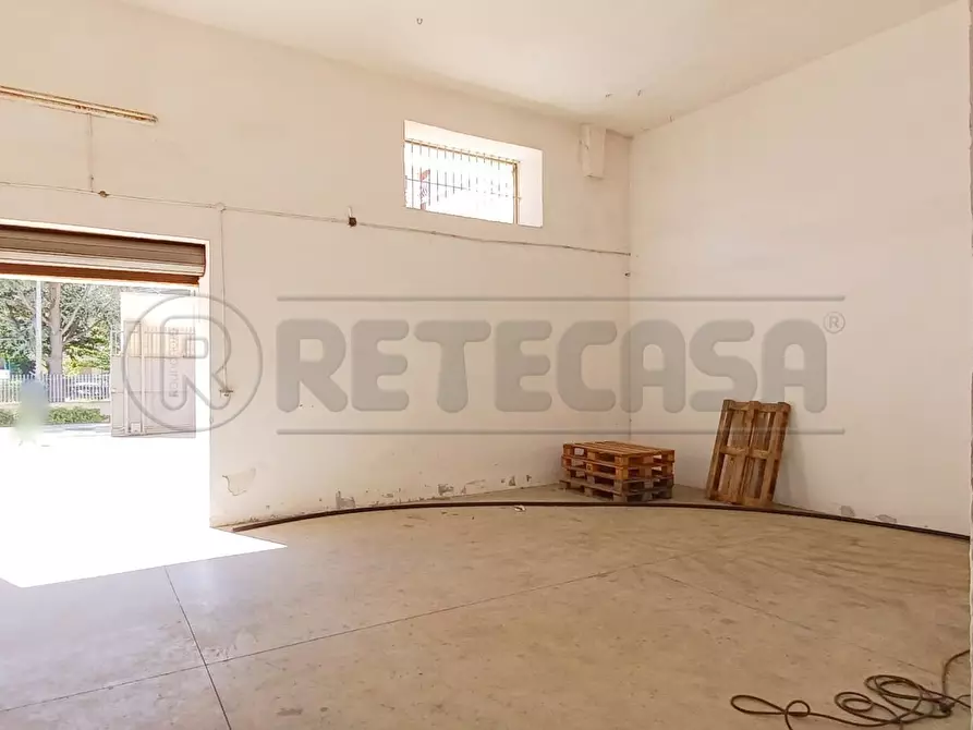 Immagine 13 di Laboratorio in affitto  in Via montella a Maddaloni