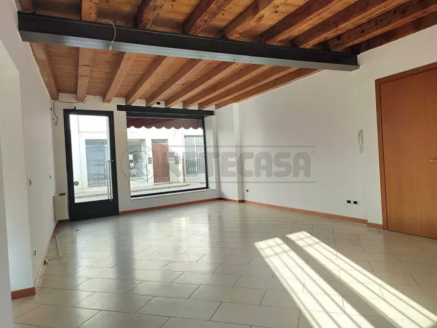 Immagine 2 di Locale commerciale in affitto  a Montebello Vicentino