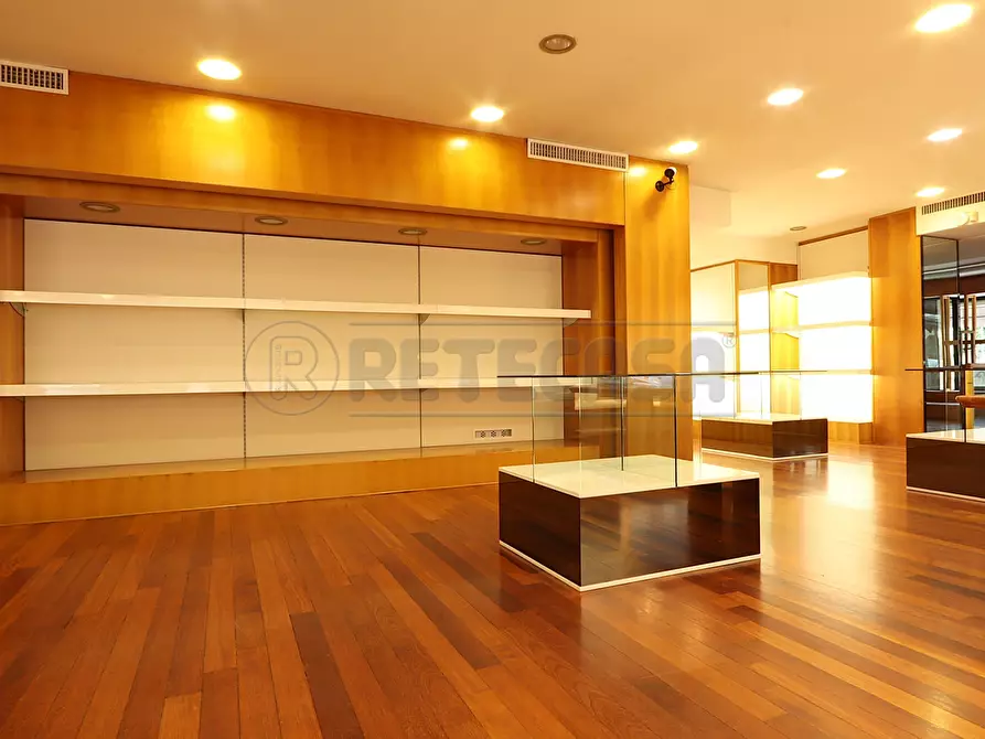 Immagine 1 di Locale commerciale in affitto  a Camisano Vicentino