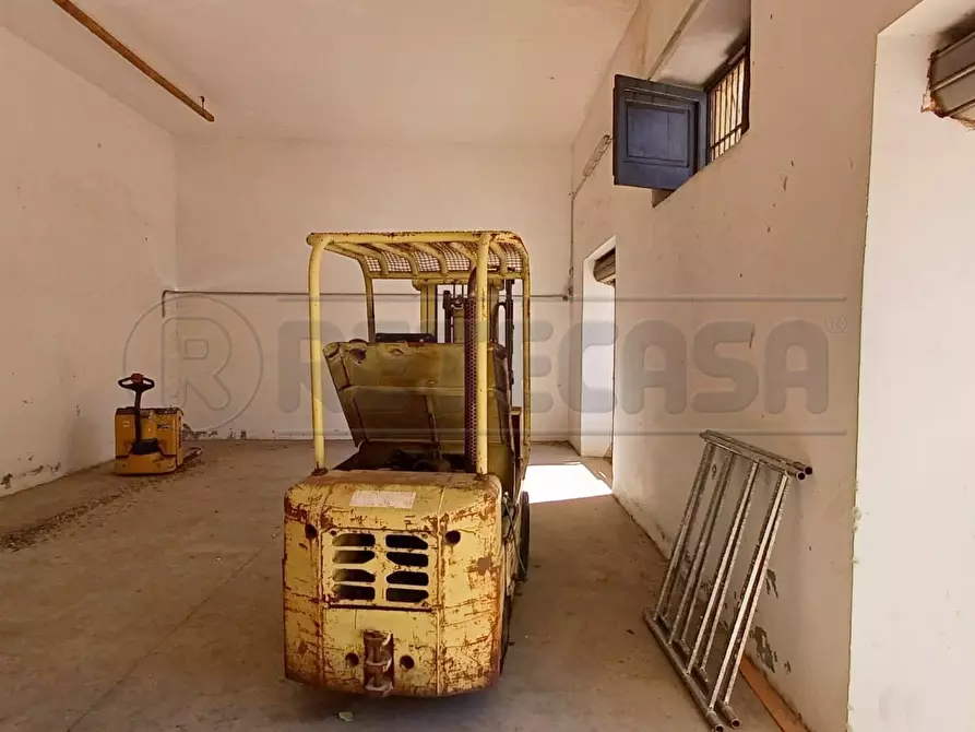 Immagine 18 di Laboratorio in affitto  in Via montella a Maddaloni