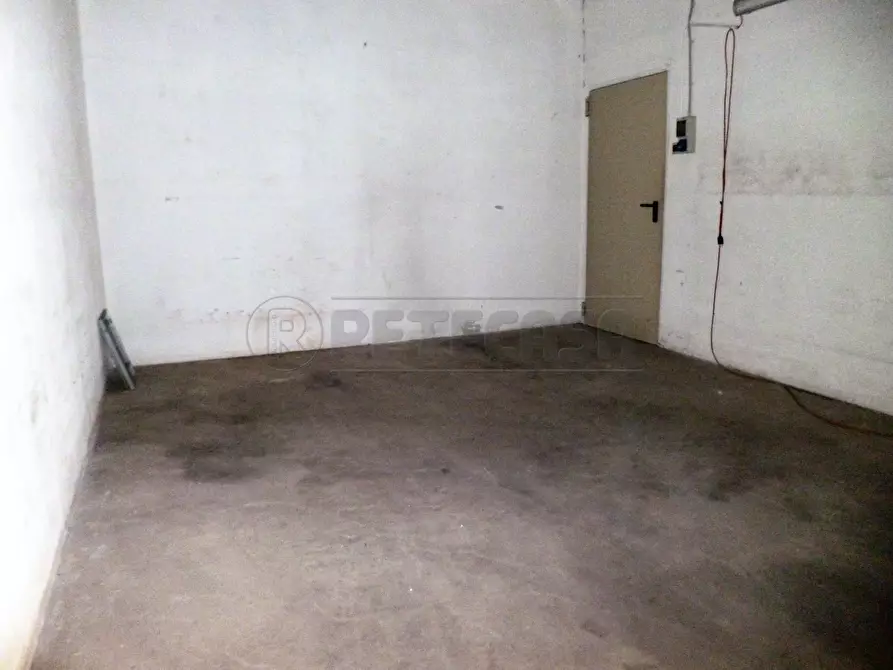 Immagine 26 di Locale commerciale in affitto  a Montebello Vicentino