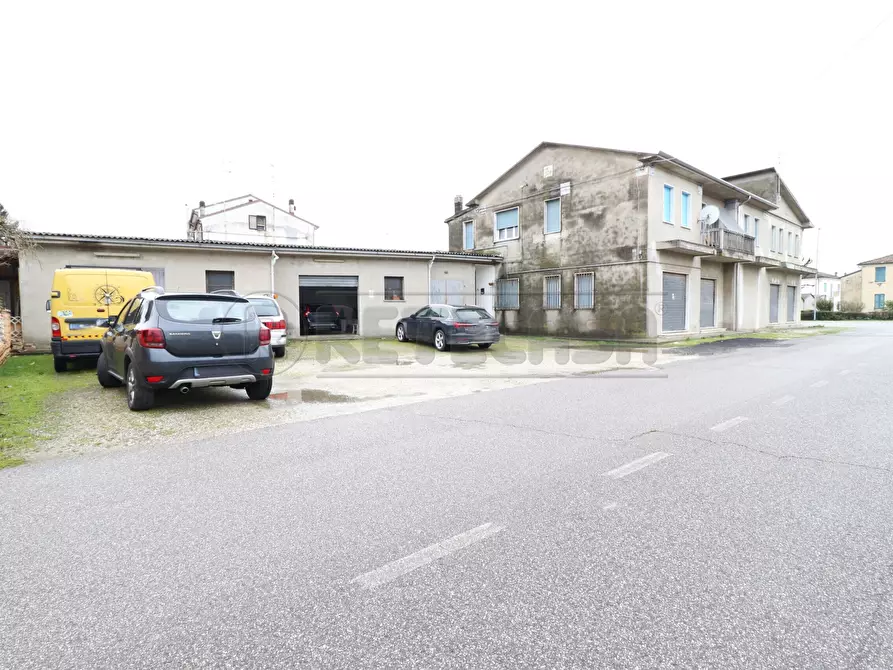 Immagine 3 di Locale commerciale in vendita  in Via Guido Reni 2 a Bondeno