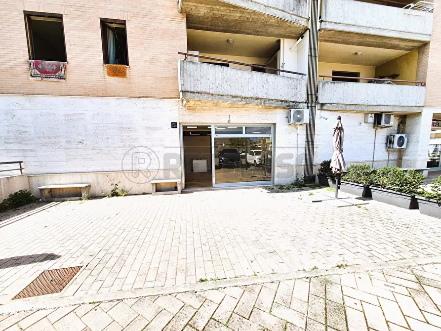 Immagine 1 di Locale commerciale in vendita  in Via Tirino 179 a Pescara