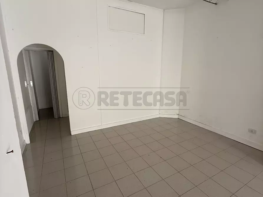 Immagine 4 di Locale commerciale in affitto  in Via Generale Cantore 6 a Nardo'