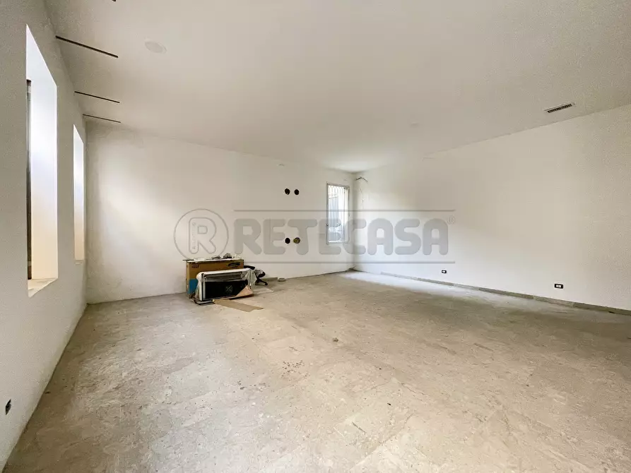 Immagine 18 di Locale commerciale in vendita  in Riviera dei Ponti Romani 13 a Padova