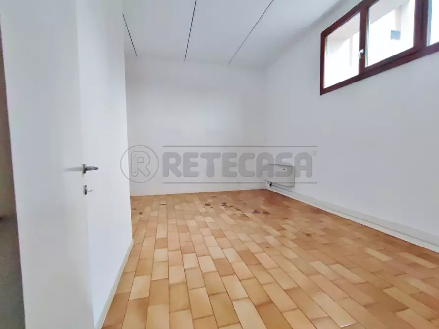 Immagine 9 di Locale commerciale in affitto  in Via A. de gasperi a Altavilla Vicentina