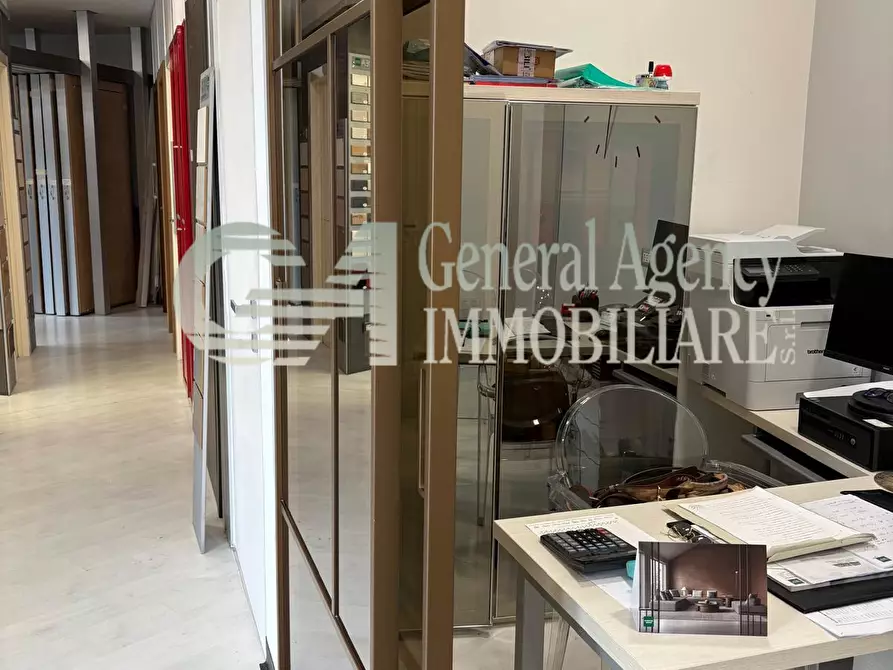 Immagine 19 di Locale commerciale in affitto  in Via Albano 62 a Roma