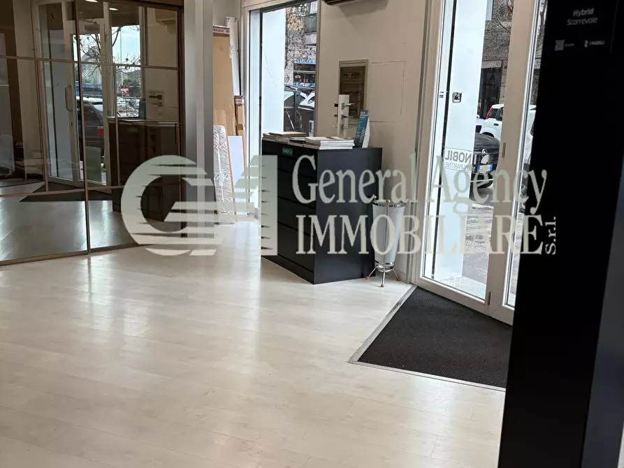 Immagine 14 di Locale commerciale in vendita  in Via Albano 62 a Roma