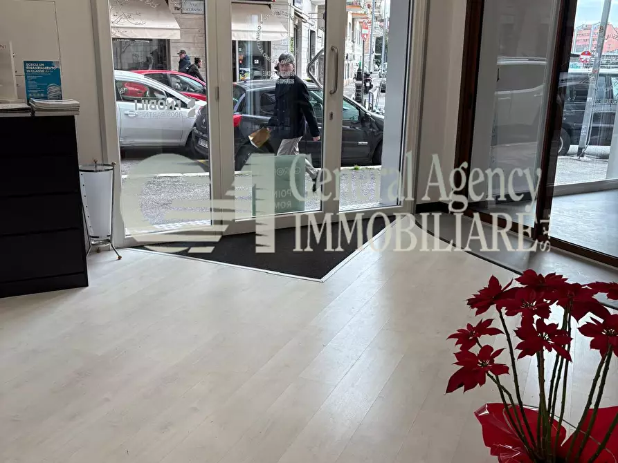 Immagine 11 di Locale commerciale in affitto  in Via Albano 62 a Roma