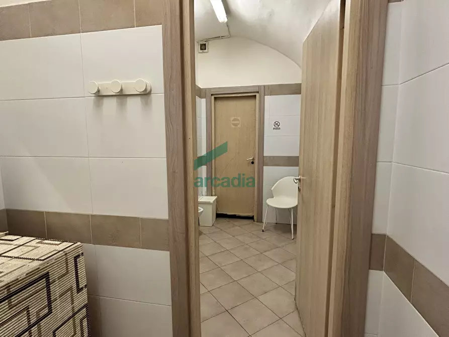 Immagine 13 di Magazzino in vendita  in Corso Cavour 192 a Bari