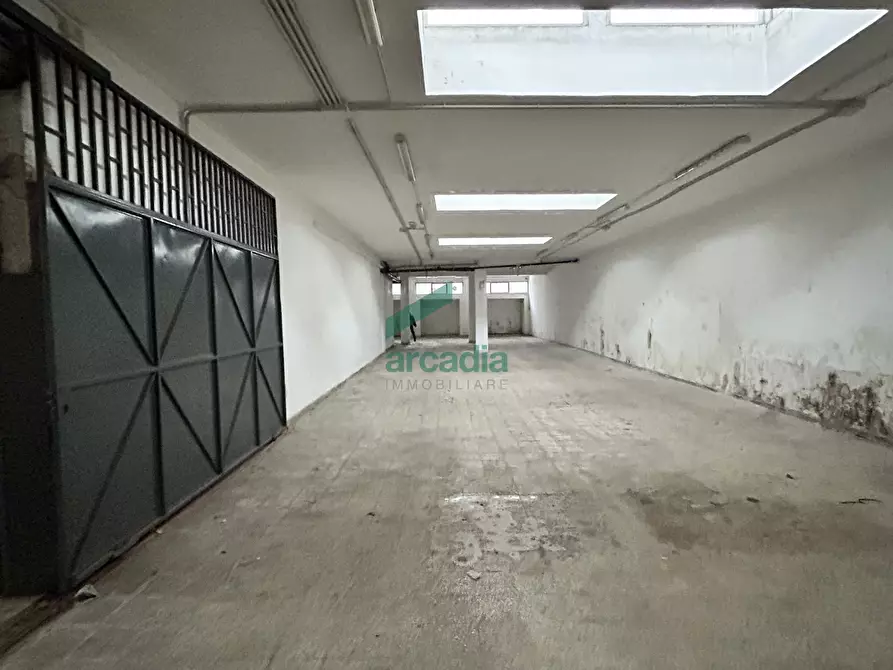 Immagine 11 di Garage in vendita  in Via Monte San Michele 104 a Bari
