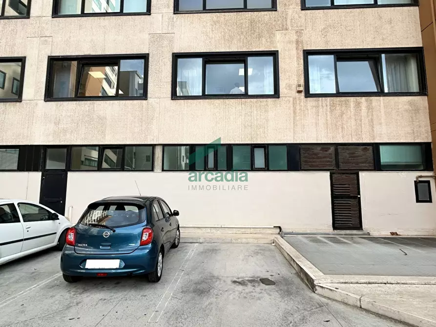 Immagine 2 di Locale commerciale in vendita  in Via Giovanni Amendola 205 a Bari