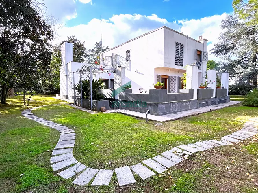 Immagine 1 di Villa in vendita  in Via Bitritto 131 a Bari