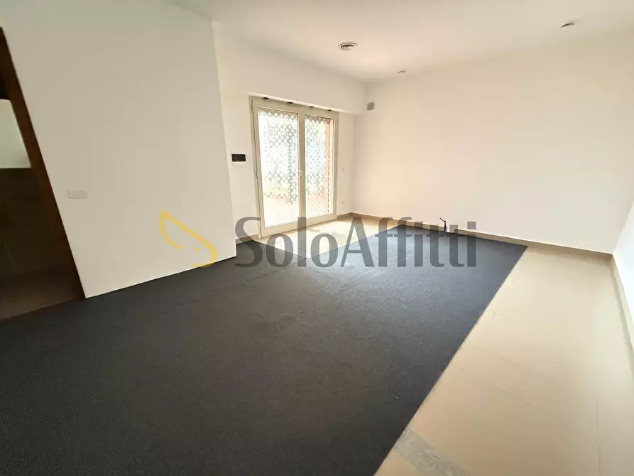 Immagine 1 di Locale commerciale in affitto  in Via Renato Iaselli 11 a Caserta