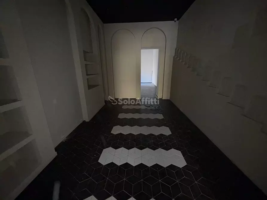 Immagine 13 di Locale commerciale in affitto  a Caserta