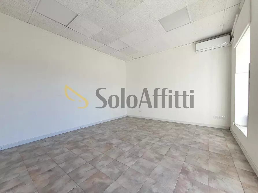 Immagine 5 di Locale commerciale in affitto  in Viale degli Angioini 101 a Catanzaro