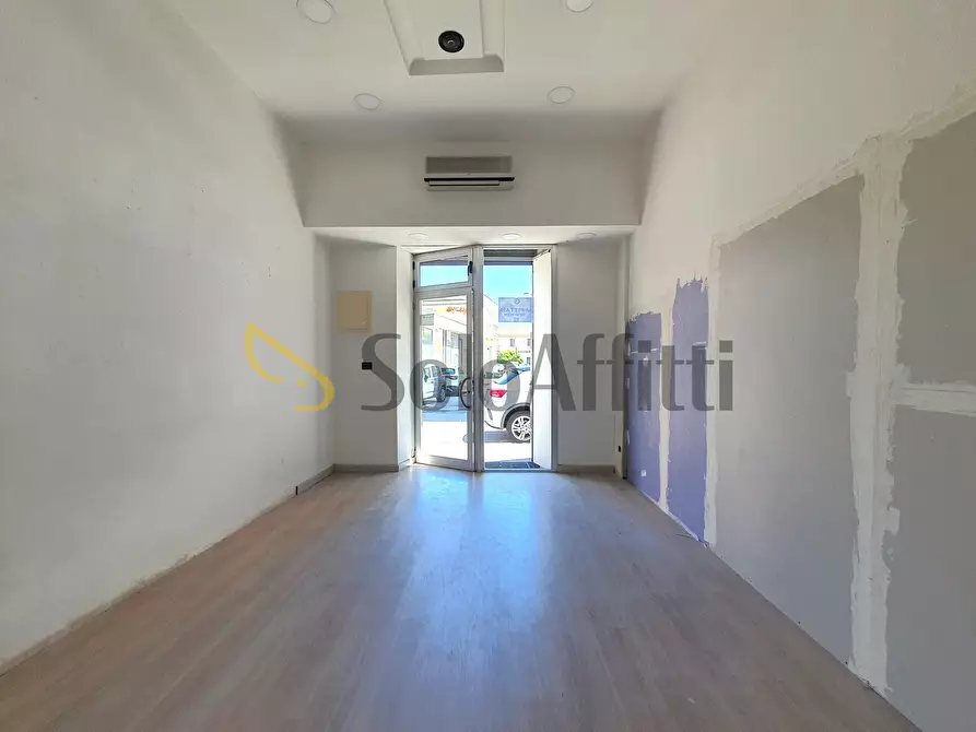 Immagine 1 di Locale commerciale in affitto  in Via Tommaso Gullì 9 a Catanzaro