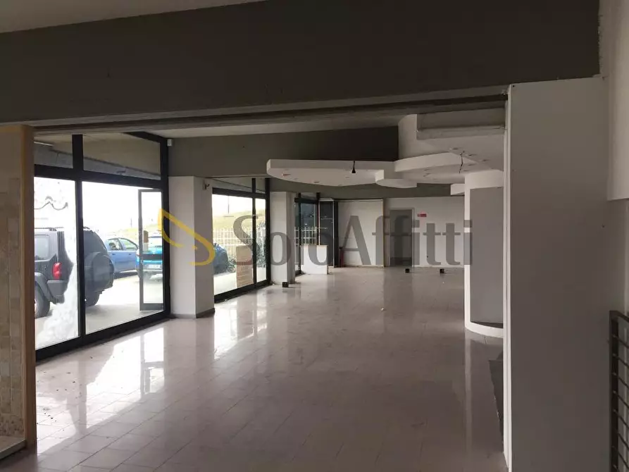 Immagine 1 di Locale commerciale in affitto  in Strada Cambiano 220 a Chieri