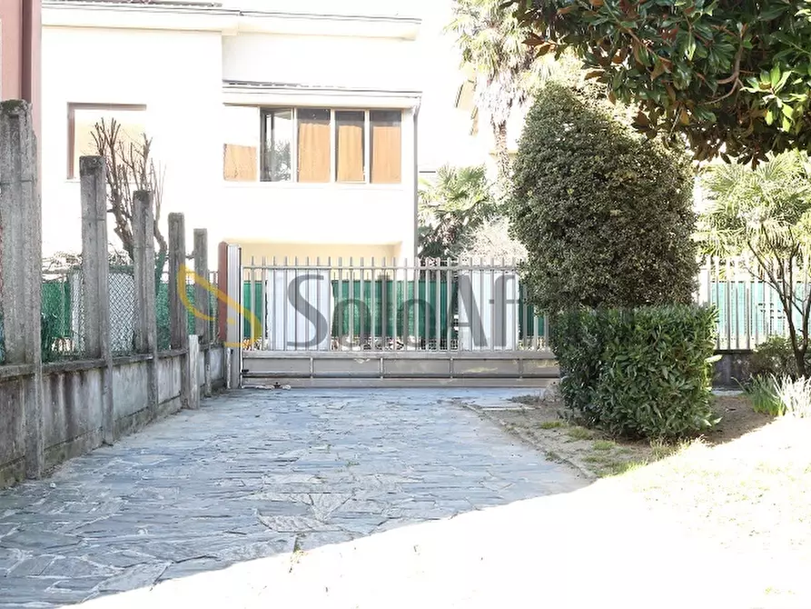 Immagine 18 di Bilocale in affitto  in via gradisca 6 a Limbiate