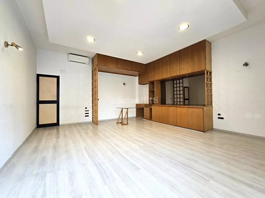 Immagine 4 di Locale commerciale in affitto  a Roma