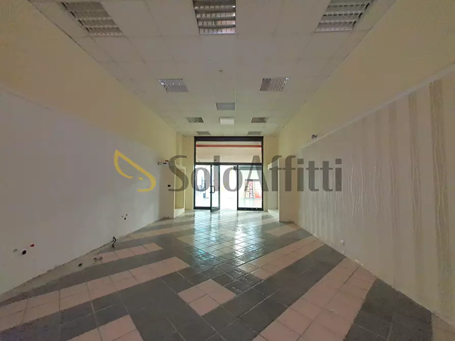 Immagine 2 di Locale commerciale in affitto  in Viale Magna Grecia 188 a Catanzaro