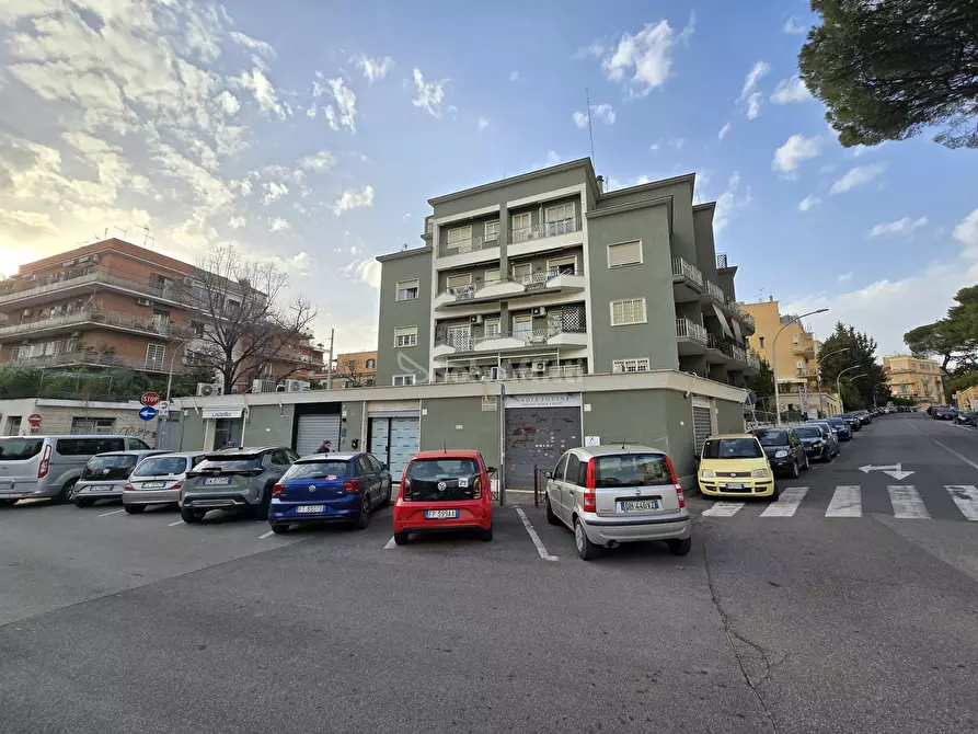 Immagine 11 di Locale commerciale in affitto  a Roma