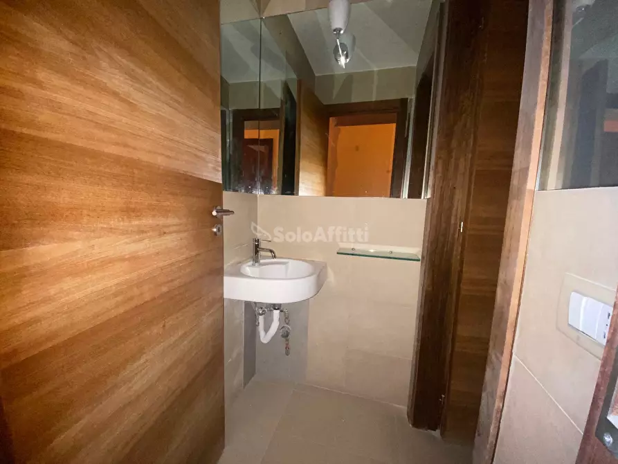 Immagine 8 di Locale commerciale in affitto  in Via Renato Iaselli 11 a Caserta