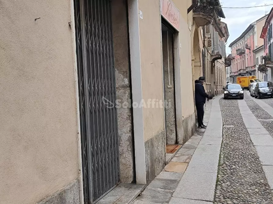 Immagine 1 di Locale commerciale in affitto  in Via Volta 4b a Pavia
