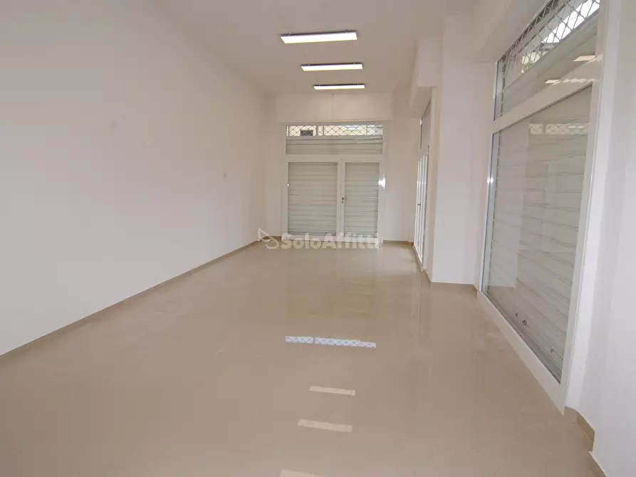 Immagine 5 di Locale commerciale in affitto  a Livorno