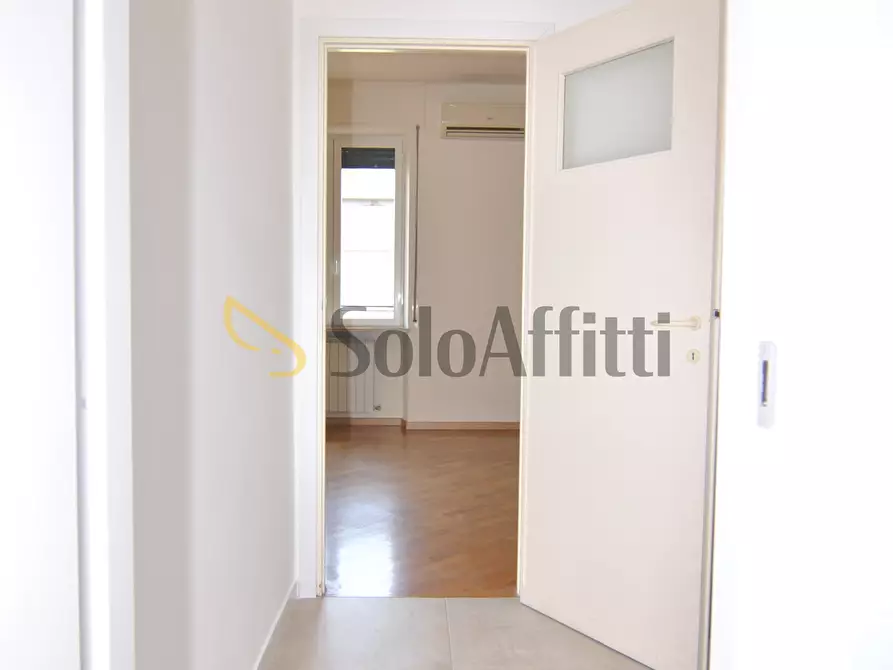 Immagine 15 di Trilocale in affitto  a Livorno