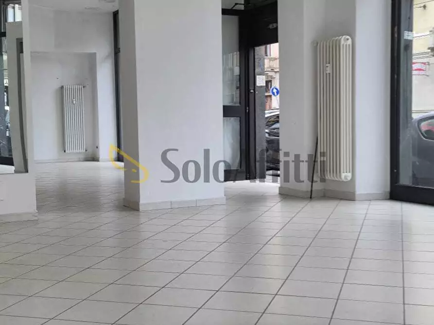Immagine 1 di Locale commerciale in affitto  in Via Dante Di Nanni 64 a Torino