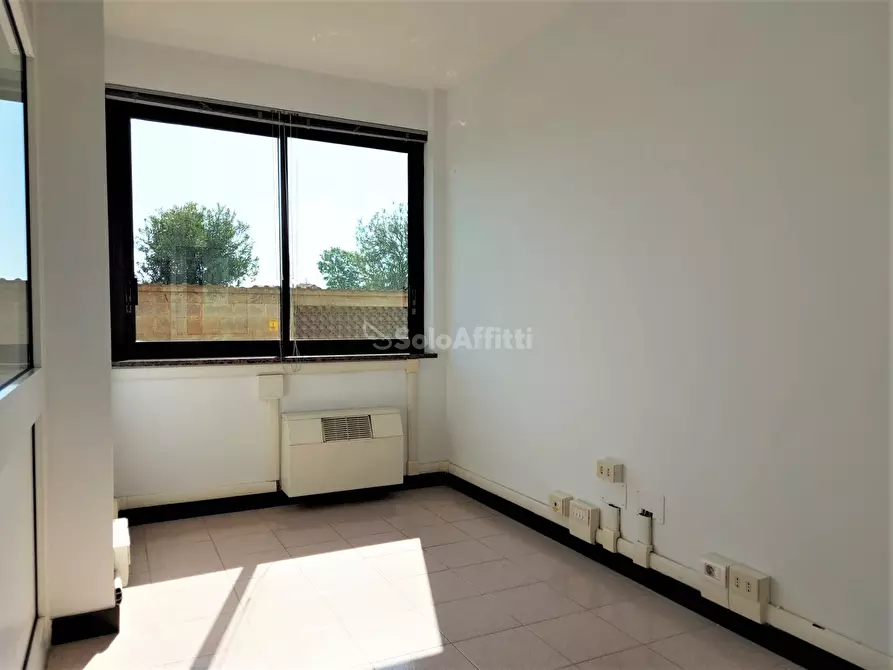 Immagine 12 di Ufficio in affitto  in Via Ivo Oliveti a Fiumicino