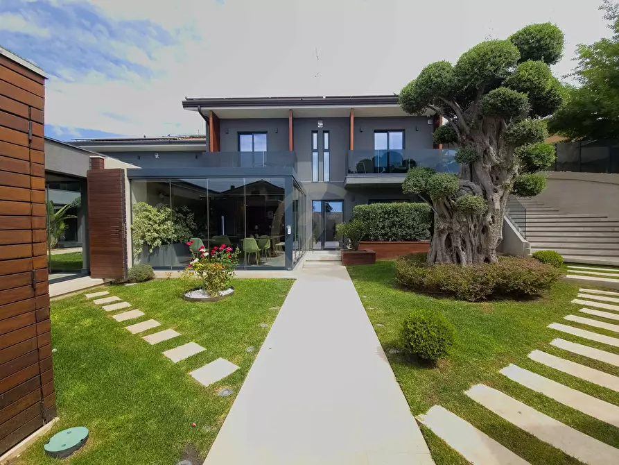 Immagine 1 di Villa in vendita  a Mascalucia