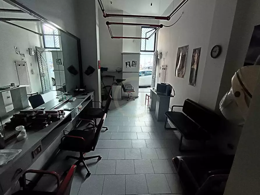 Immagine 16 di Attività commerciale in vendita  in Via Circumvallaz 250 a Paterno'