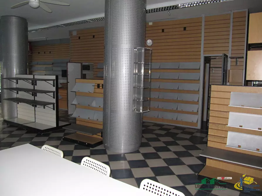 Immagine 7 di Locale commerciale in vendita  in Borgo Collegio Maria Luigia a Parma