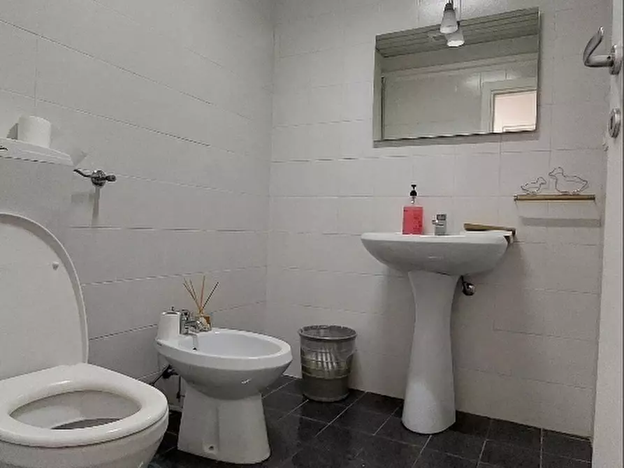 Immagine 13 di Ufficio in vendita  a Parma