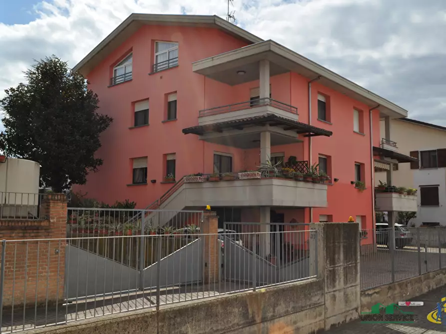 Immagine 2 di Porzione di casa in vendita  in Via Parigi a Collecchio