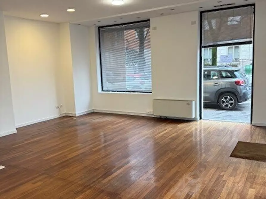 Immagine 7 di Locale commerciale in affitto  in Viale Antonio Gramsci 27A a Parma