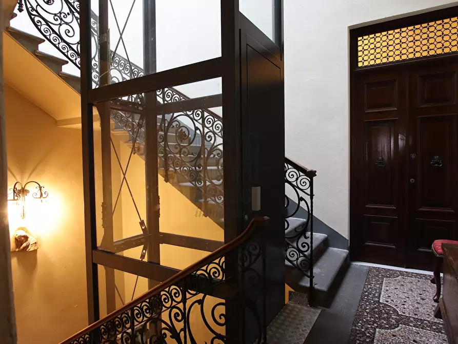 Immagine 15 di Appartamento in vendita  a Lucca