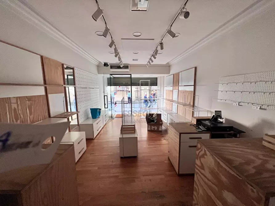 Immagine 1 di Locale commerciale in affitto  a Lucca