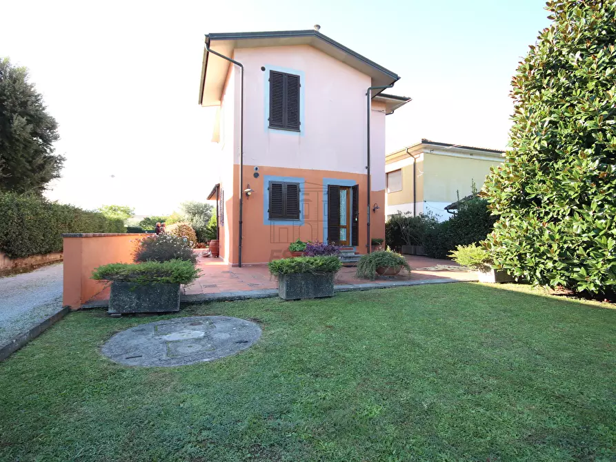 Immagine 2 di Villa in vendita  in Via della Santissima Annunziata 859 a Lucca