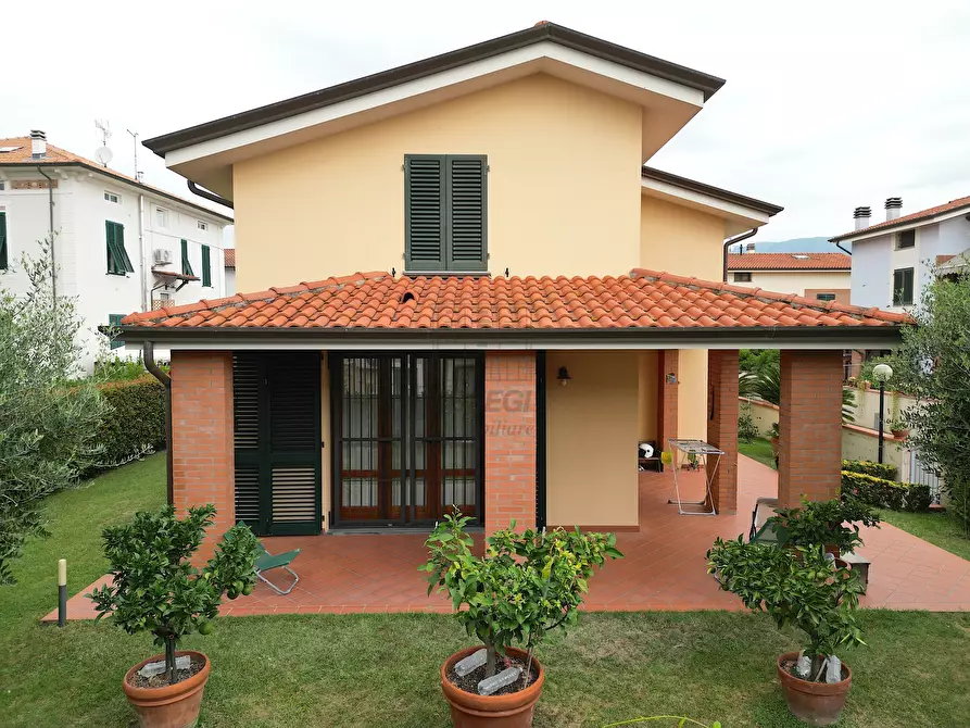 Immagine 1 di Villa in vendita  in Via delle Ville Prima a Lucca