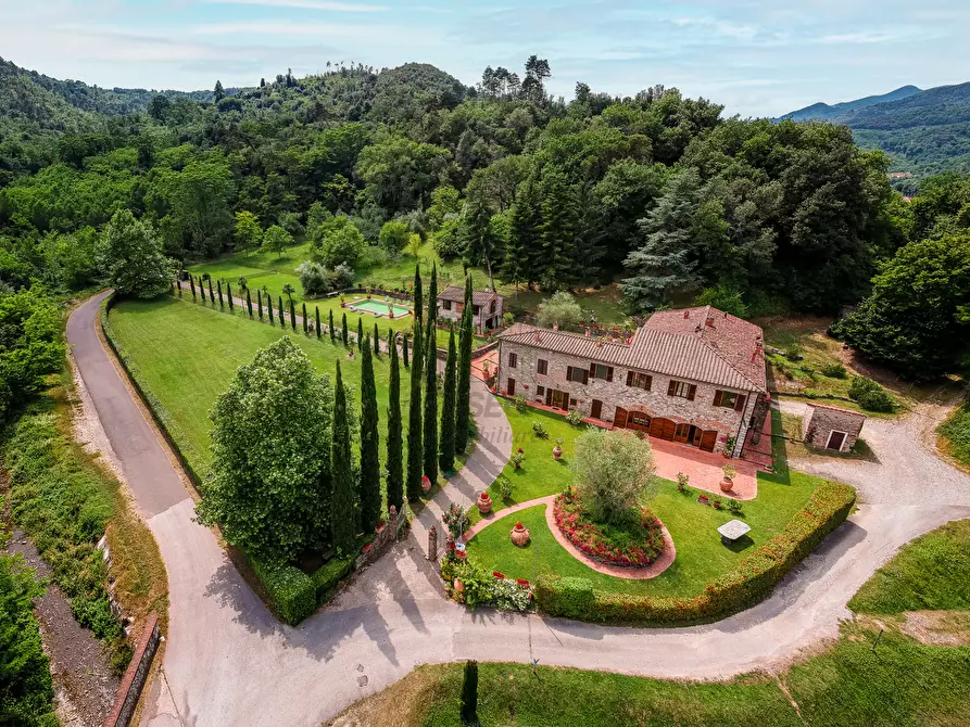 Immagine 5 di Villa in vendita  in via del maccennere a Lucca