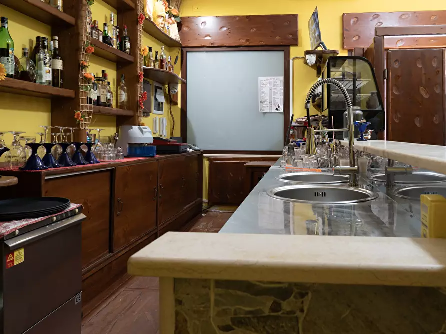 Immagine 4 di Locale commerciale in affitto  a Uta