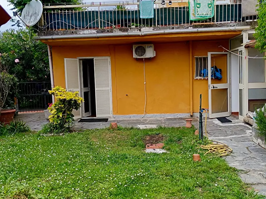 Immagine 1 di Porzione di casa in vendita  a Ameglia